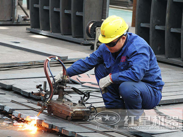 顎式破碎機(jī)生產(chǎn)車(chē)間